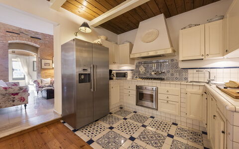 Villa Zambra: Cuisine, Sol, Design Intérieur, Sol, Comptoir, Appareil De Cuisine, Meubles, Principaux Appliance, Bois, Cabinetry