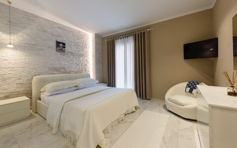 Villa Fiumetto: Meubles, Design Intérieur, Mur, Sol, Sol, Lit, Chambre, Bois, Plafond, Pièce