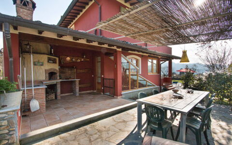 Villa Camaiore: Meubles, Chaise, Domicile, Porche, Chalet, Ombre, Table Cuisine Et Salle A Manger, Tache De Bois, Mobilier De Jardin, Pot De Fleur