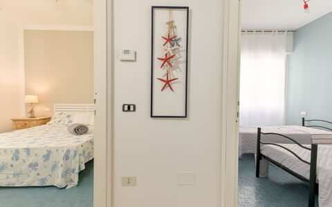 Al Numero 13: Meubles, Design Intérieur, Lit, Chambre, Sol, Sol, Mur, Drap De Lit, Pièce, Bois