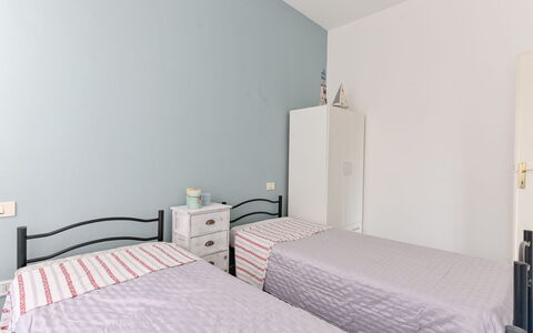 Al Numero 13: Lit, Chambre, Meubles, Literie, Design Intérieur, Drap De Lit, Mur, Sol, Sol, Linge