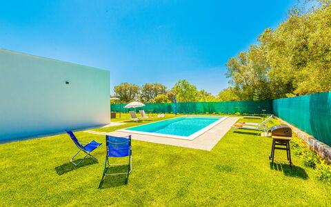 Villa Eufriama: Bleu, Piscine, Pelouse, Gazon Artificiel, Aménagement Paysager, Ombre, Conception, Recours, Arrière-Cour, Hôtel