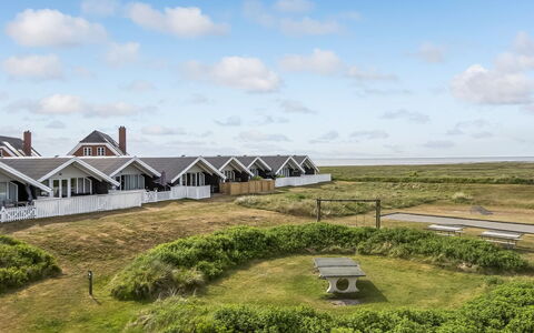 Reinhold - 1.9Km from the Sea: Biens, Ombre, Allée, Ferme