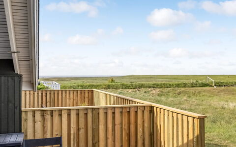 Reinhold - 1.9Km from the Sea: Biens, Ombre, Allée, Ferme