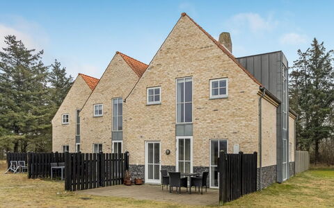 Etly - 246M from the Sea: Façade, Biens, Chalet, Brickwork, Pelouse, Fenêtre À Guillotine, Cour, Allée, Siding, Ferme