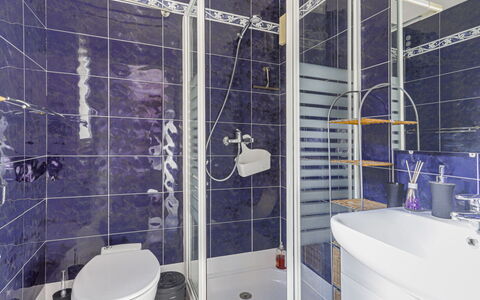 Le Chevalier: Luminaire Plomberie, Sol, Design Intérieur, Sol, Salle De Bains, Plomberie, Pièce, Douche, Toilette, Robinet