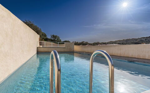 Bonifacio 201: Bleu, Piscine, Hôtel