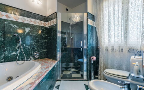 Villa Silvana: Sol, Design Intérieur, Sol, Luminaire Plomberie, Salle De Bains, Plafond, Tuile, Pièce, Robinet, Plomberie