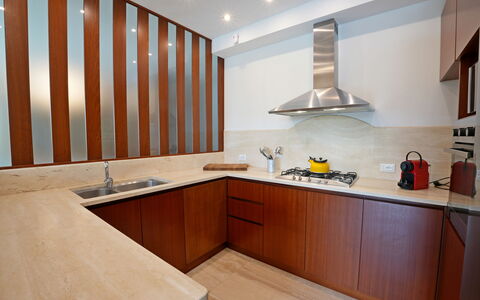 Villa Alex: Cuisine, Sol, Comptoir, Bois, Design Intérieur, Appareil De Cuisine, Cabinetry, Sol, Plafond, Principaux Appliance