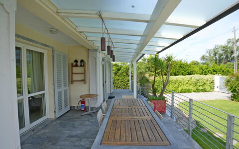 Villa Alex: Porche, Ombre, Porte, Structure En Plein Air, Plate-Forme, Pot De Fleur, Mobilier De Jardin, Patio, Balcon, Pergola