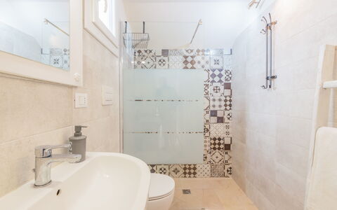 Dimora Storica: Salle De Bains, Sol, Luminaire Plomberie, Sol, Design Intérieur, Toilette, Siège De Toilette, Plomberie, Tuile, Robinet
