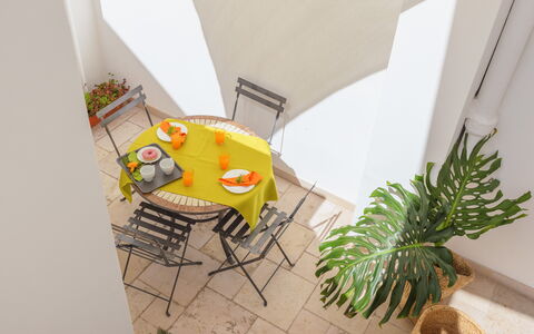 Dimora Storica: Bois, Meubles, Design Intérieur, Sol, Sol, Table, Chaise, Pot De Fleur, Plante D'Appartement, Table Cuisine Et Salle A Manger