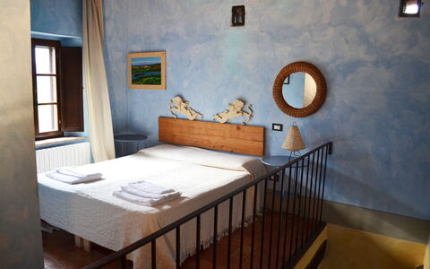 Appartamento La Torretta Di Pietra, Wifi, Perugia: Mur, Meubles, Design Intérieur, Chambre, Sol, Sol, Domicile, Lit, Cadre De Lit, Porte