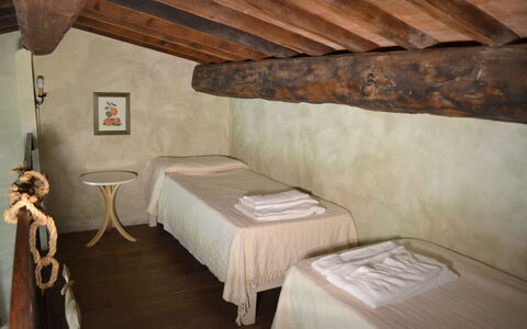 Appartamento Il Fienile Del Sole, Wifi, Perugia: Mur, Bois, Chambre, Drap De Lit, Sol, Sol, Linge, Design Intérieur, Literie, Lit