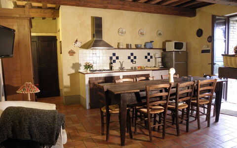 Appartamento Pietra Viva, Wifi, Near Perugia: Meubles, Design Intérieur, Sol, Bois, Sol, Table, Plafond, Table Cuisine Et Salle A Manger, Chaise, Cuisine