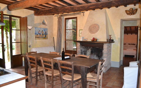 Appartamento Pietra Viva, Wifi, Near Perugia: Meubles, Sol, Bois, Chaise, Table, Design Intérieur, Table Cuisine Et Salle A Manger, Sol, Salle À Manger, Pièce