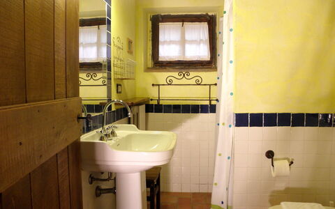 Appartamento La Vecchia Cedraia, Wifi, Perugia: Luminaire Plomberie, Salle De Bains, Lavabo, Design Intérieur, Sol, Sol, Évier, Robinet, Plomberie, Éclairage