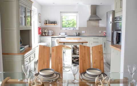 Kylas: Meubles, Cuisine, Cabinetry, Comptoir, Design Intérieur, Sol, Appareil De Cuisine, Bois, Principaux Appliance, Sol