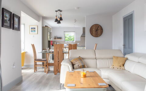 Kylas: Meubles, Design Intérieur, Sol, Canapé, Bois, Sol, Pièce, Plafond, Salon, Domicile