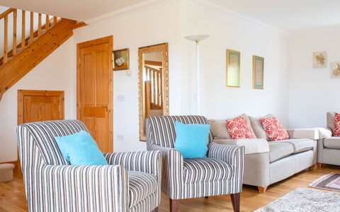 Creagan: Meubles, Design Intérieur, Sol, Canapé, Sol, Bois, Pièce, Salon, Textile, Domicile