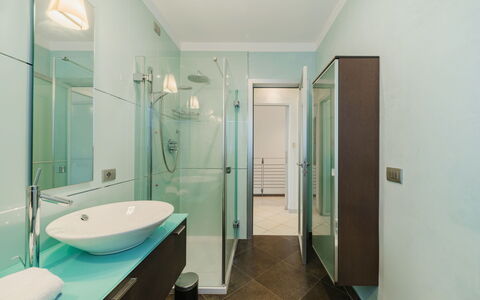 Appartamento Palestrina: Design Intérieur, Sol, Luminaire Plomberie, Sol, Salle De Bains, Plafond, Lavabo, Plomberie, Robinet, Évier