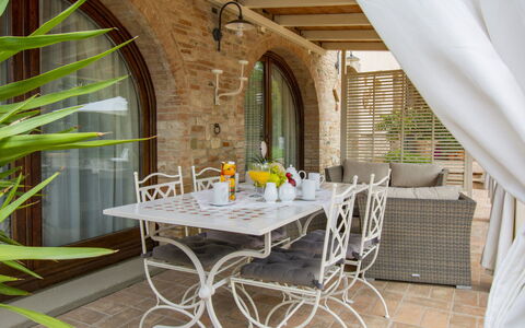 La Vecchia Pieve: Meubles, Chaise, Table, Design Intérieur, Sol, Table Cuisine Et Salle A Manger, Sol, Mobilier De Jardin, Pot De Fleur, Plante D'Appartement