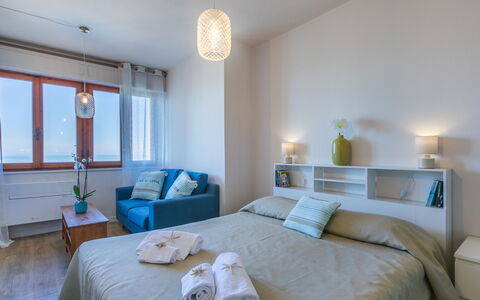 Mediterraneo: Lit, Meubles, Design Intérieur, Chambre, Literie, Sol, Drap De Lit, Sol, Pièce, Mur