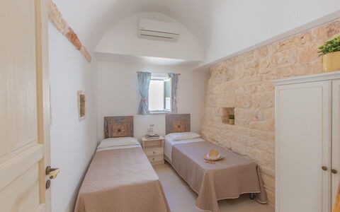 Lamia Del Vespro: Sol, Plafond, Sol, Chambre, Appartement, Lit, Literie, Cadre De Lit, Oreiller, Hôtel