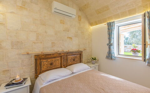 Lamia Del Vespro: Plafond, Design Intérieur, Sol, Meubles, Chambre, Cadre De Lit, Lit, Literie, Tache De Bois, Drap De Lit