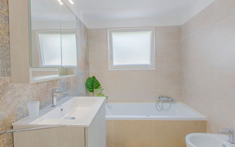 Casa Nonna Netta: Salle De Bains, Luminaire Plomberie, Baignoire, Sol, Design Intérieur, Sol, Robinet, Lavabo, Évier, Plomberie