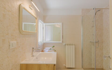 Casa Nonna Netta: Sol, Mur, Luminaire Plomberie, Salle De Bains, Sol, Design Intérieur, Lavabo, Robinet, Évier, Plafond