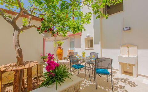 Casa Nonna Netta: Pot De Fleur, Plante D'Appartement, Chaise, Mobilier De Jardin, Tache De Bois, Patio, Arrière-Cour, Hacienda, Cour, Art Floral