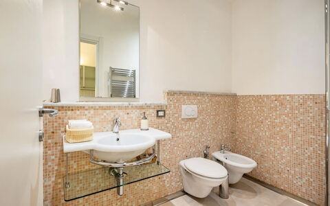 Casa Garibaldi - Levanto: Salle De Bains, Lavabo, Luminaire Plomberie, Sol, Design Intérieur, Évier, Sol, Robinet, Plomberie, Miroir