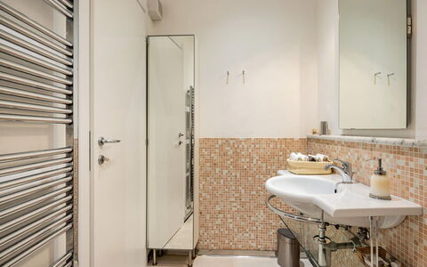 Casa Garibaldi - Levanto: Salle De Bains, Luminaire Plomberie, Sol, Design Intérieur, Lavabo, Sol, Évier, Miroir, Robinet, Plomberie