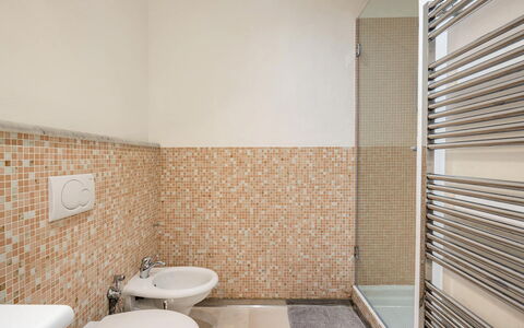 Casa Garibaldi - Levanto: Sol, Sol, Salle De Bains, Luminaire Plomberie, Design Intérieur, Tuile, Plomberie, Composite, Plafond, Toilette