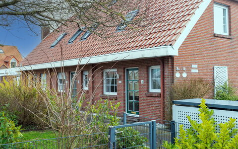 Krebs: Bâtiment, Fenêtre, Maison, Toit, Zone Résidentielle, Domicile, Arbuste, Brique, Brickwork, Chalet