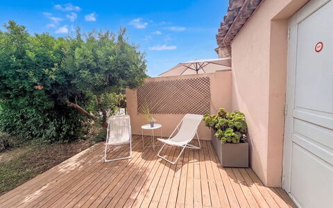 Laura: Mobilier De Jardin, Ombre, Jardin, Arrière-Cour, Plate-Forme, Cour, Aménagement Paysager, Balcon, Pot De Fleur, Patio