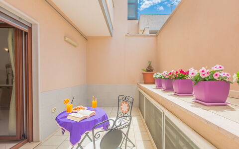 La Nuvola Sui Pedali: Design Intérieur, Sol, Sol, Rose, Appartement, Pot De Fleur, Plante D'Appartement, Moulage, Tache De Bois, Balcon