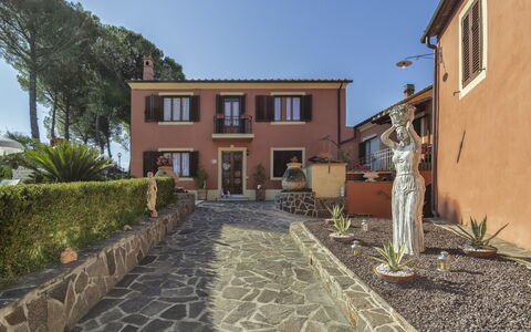 Casale La Pieve: Pot De Fleur, Domicile, Porte, Aménagement Paysager, Biens, Allée, Jardin, Hacienda, Plante D'Appartement, Dalle