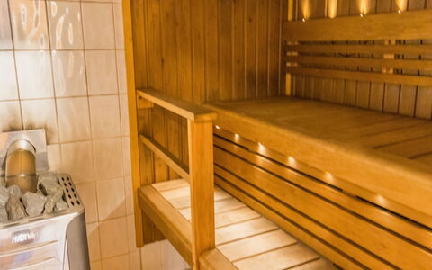 Laura: Lit, Meubles, Chambre, Design Intérieur, Literie, Drap De Lit, Sol, Bois, Sol, Pièce