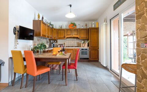 Casa Colleoro: Meubles, Design Intérieur, Sol, Bois, Plafond, Table, Sol, Cuisine, Pièce, Chaise