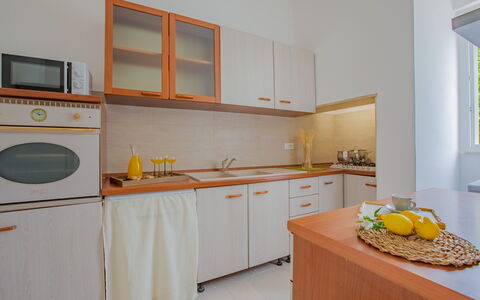 Villa Vera: Design Intérieur, Sol, Bois, Cuisine, Meubles, Comptoir, Sol, Appareil De Cuisine, Principaux Appliance, Pièce