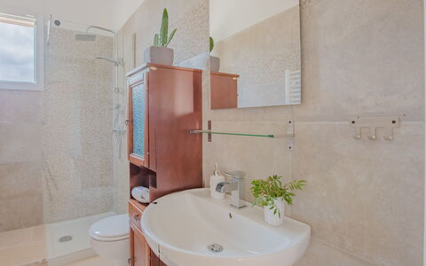 Villa Vera: Salle De Bains, Lavabo, Luminaire Plomberie, Sol, Évier, Design Intérieur, Sol, Robinet, Toilette, Plomberie
