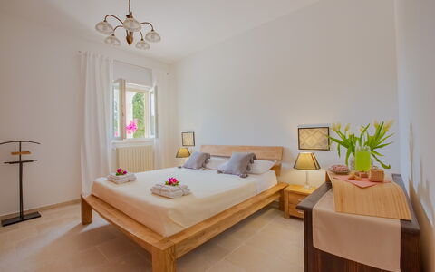 Villa Vera: Meubles, Lit, Design Intérieur, Sol, Sol, Chambre, Bois, Pièce, Drap De Lit, Literie