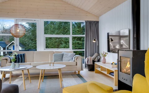 Toska - 3Km from the Sea: Meubles, Design Intérieur, Sol, Canapé, Bois, Salon, Plafond, Pièce, Luminaire, Sol