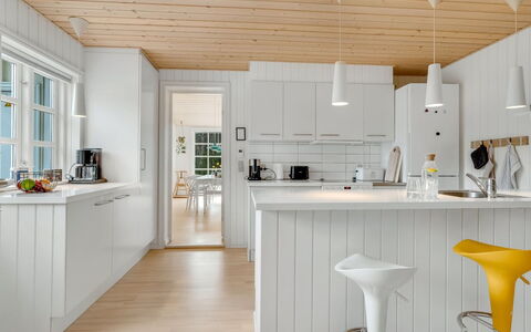 Toska - 3Km from the Sea: Cuisine, Meubles, Sol, Comptoir, Design Intérieur, Bois, Sol, Parquet, Plafond, Luminaire