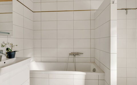 Toska - 3Km from the Sea: Sol, Sol, Design Intérieur, Salle De Bains, Luminaire Plomberie, Baignoire, Tuile, Plomberie, Composite, Pièce