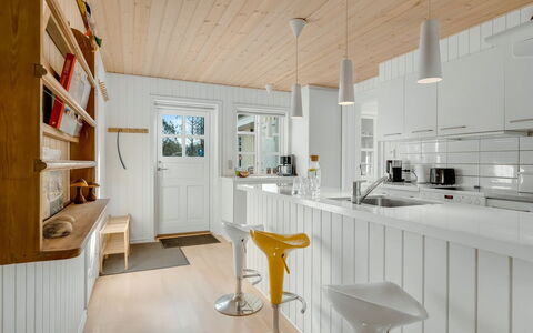 Toska - 3Km from the Sea: Cuisine, Sol, Design Intérieur, Comptoir, Bois, Appareil De Cuisine, Meubles, Plafond, Luminaire, Sol