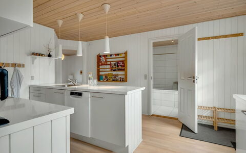 Toska - 3Km from the Sea: Sol, Cuisine, Design Intérieur, Comptoir, Bois, Sol, Plafond, Parquet, Cabinetry, Meubles