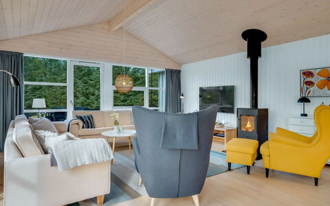 Toska - 3Km from the Sea: Meubles, Design Intérieur, Sol, Bois, Sol, Canapé, Salon, Plafond, Pièce, Éclairage